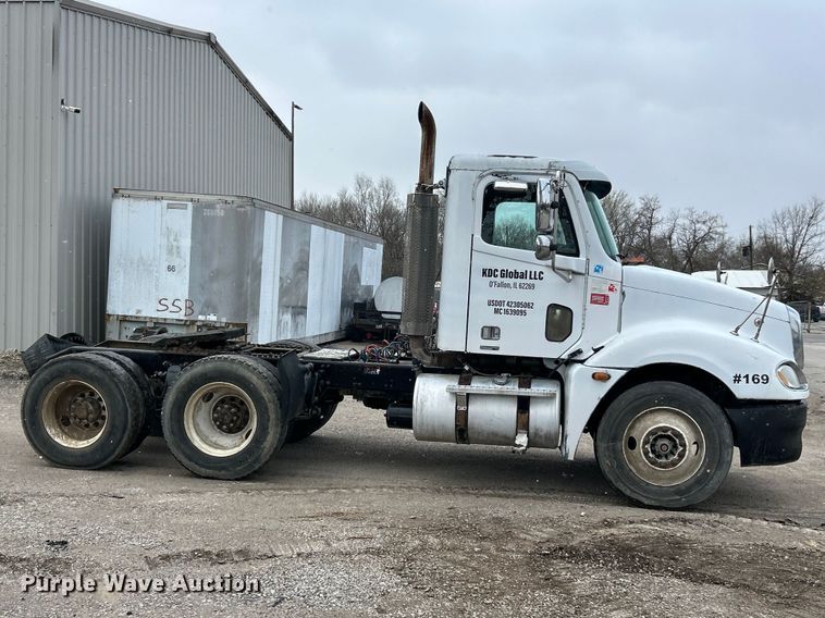 image for item FC5204 2006 Freightliner Columbia semi truck