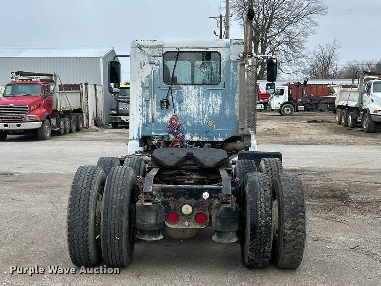 image for item FC5204 2006 Freightliner Columbia semi truck