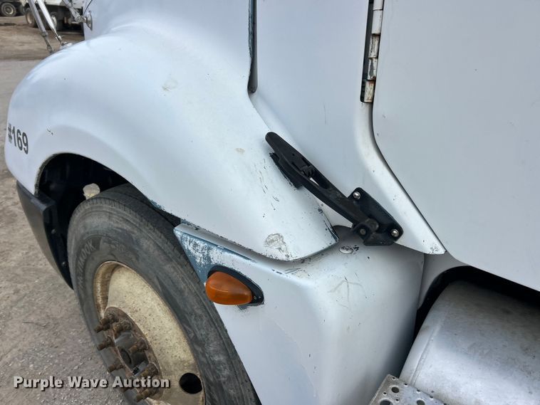 image for item FC5204 2006 Freightliner Columbia semi truck