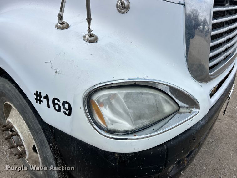 image for item FC5204 2006 Freightliner Columbia semi truck