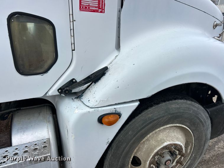 image for item FC5204 2006 Freightliner Columbia semi truck