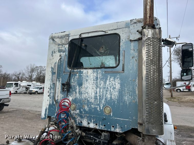 image for item FC5204 2006 Freightliner Columbia semi truck