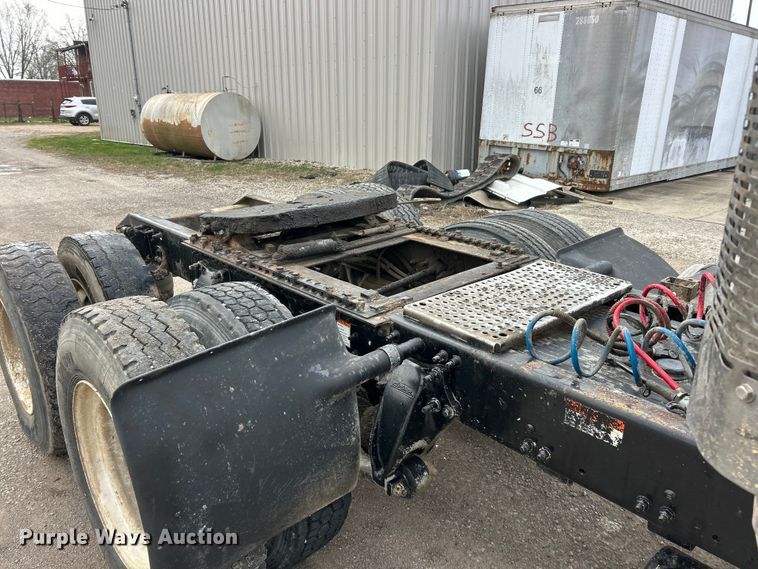 image for item FC5204 2006 Freightliner Columbia semi truck