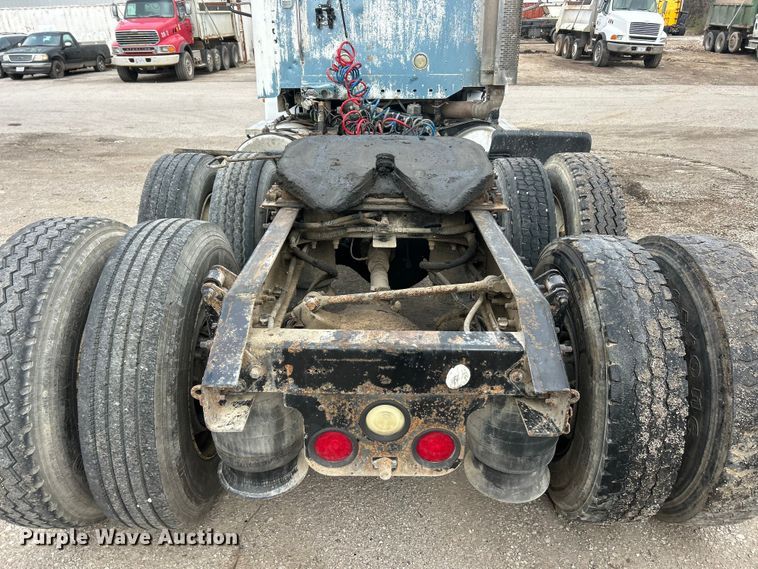 image for item FC5204 2006 Freightliner Columbia semi truck