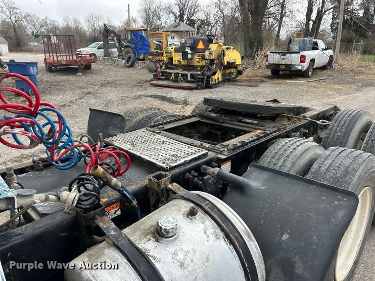 image for item FC5204 2006 Freightliner Columbia semi truck