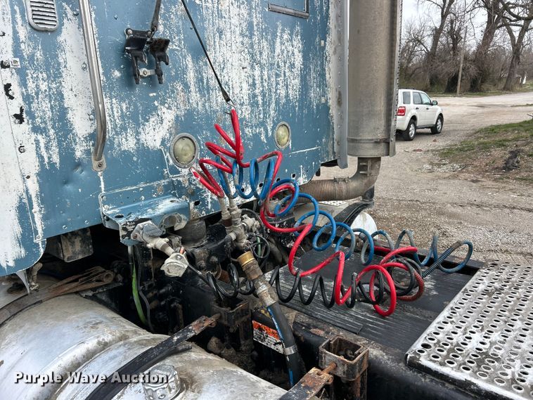 image for item FC5204 2006 Freightliner Columbia semi truck