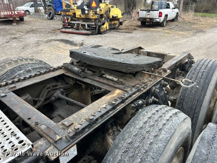 image for item FC5204 2006 Freightliner Columbia semi truck