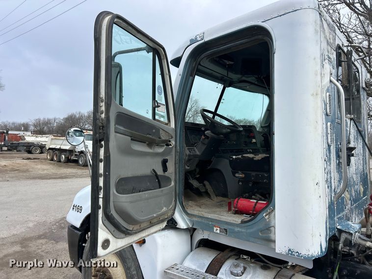 image for item FC5204 2006 Freightliner Columbia semi truck