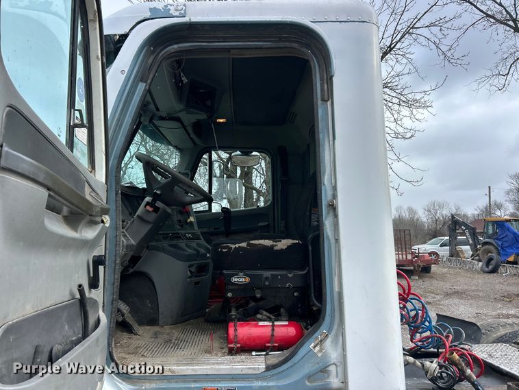 image for item FC5204 2006 Freightliner Columbia semi truck