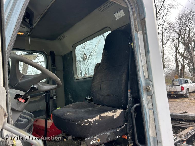 image for item FC5204 2006 Freightliner Columbia semi truck