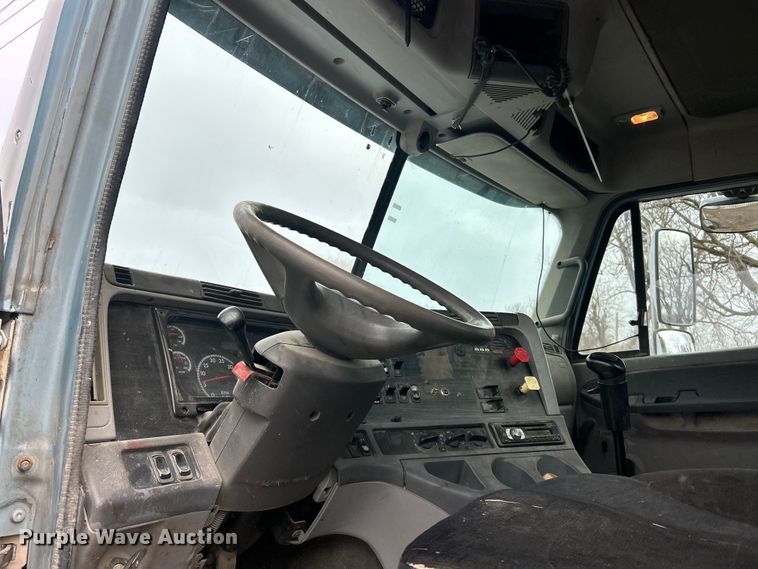 image for item FC5204 2006 Freightliner Columbia semi truck