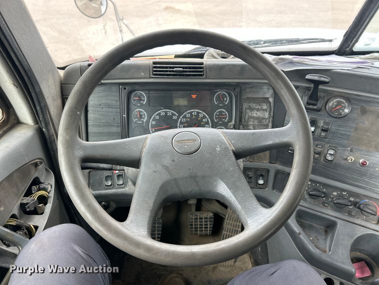 image for item FC5204 2006 Freightliner Columbia semi truck