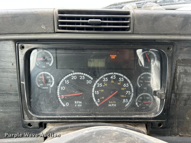 image for item FC5204 2006 Freightliner Columbia semi truck