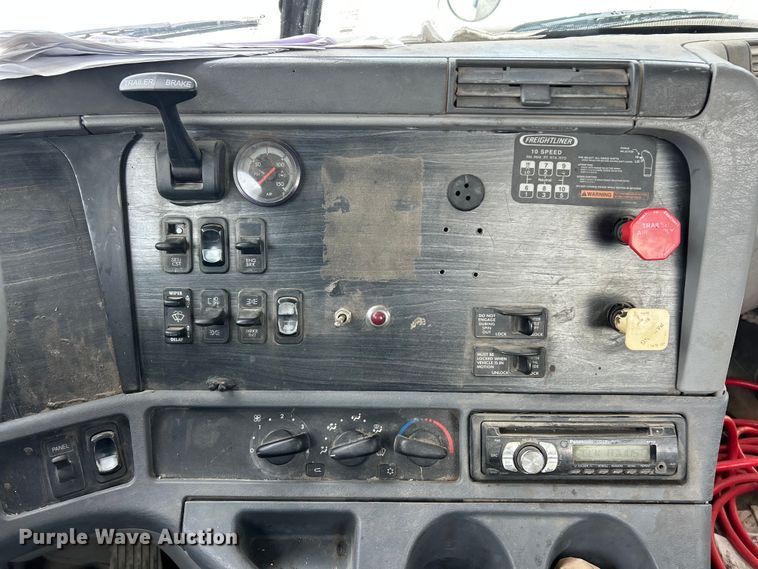 image for item FC5204 2006 Freightliner Columbia semi truck