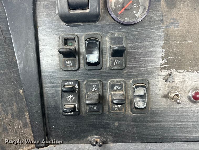 image for item FC5204 2006 Freightliner Columbia semi truck