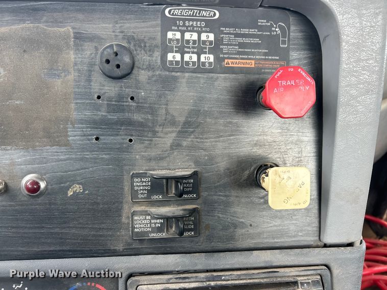 image for item FC5204 2006 Freightliner Columbia semi truck