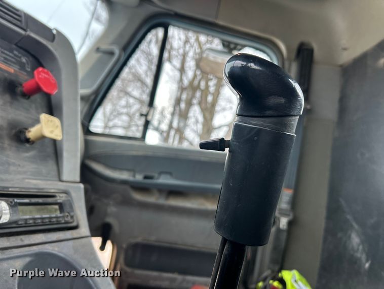 image for item FC5204 2006 Freightliner Columbia semi truck