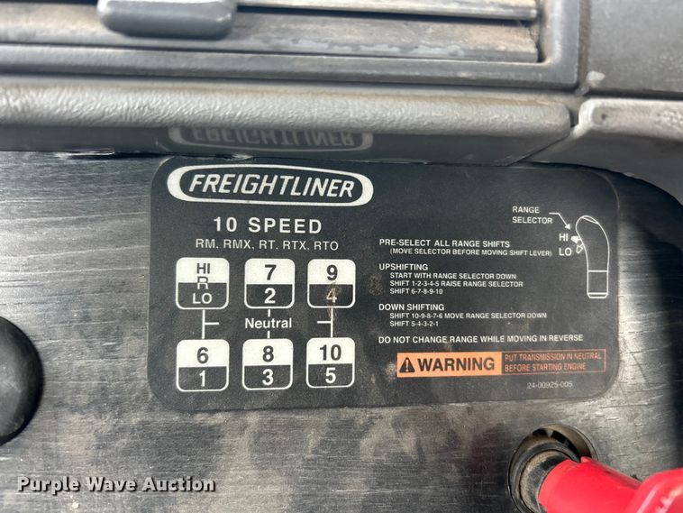 image for item FC5204 2006 Freightliner Columbia semi truck