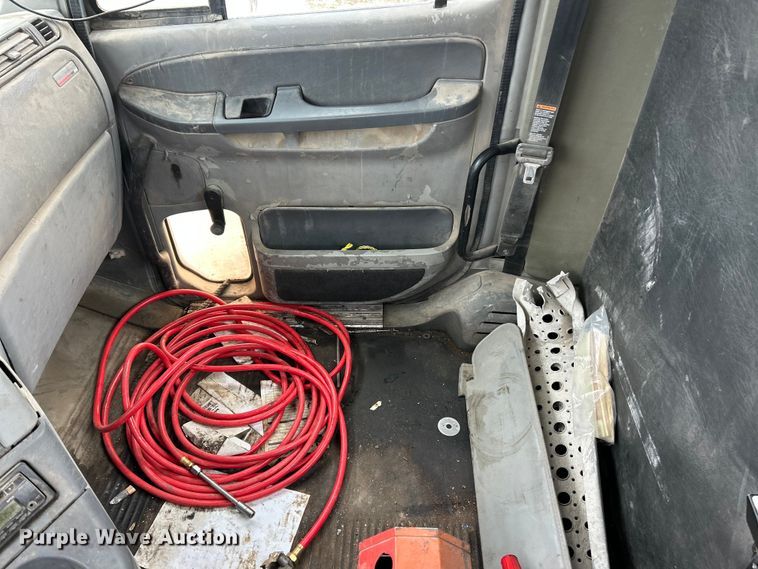 image for item FC5204 2006 Freightliner Columbia semi truck