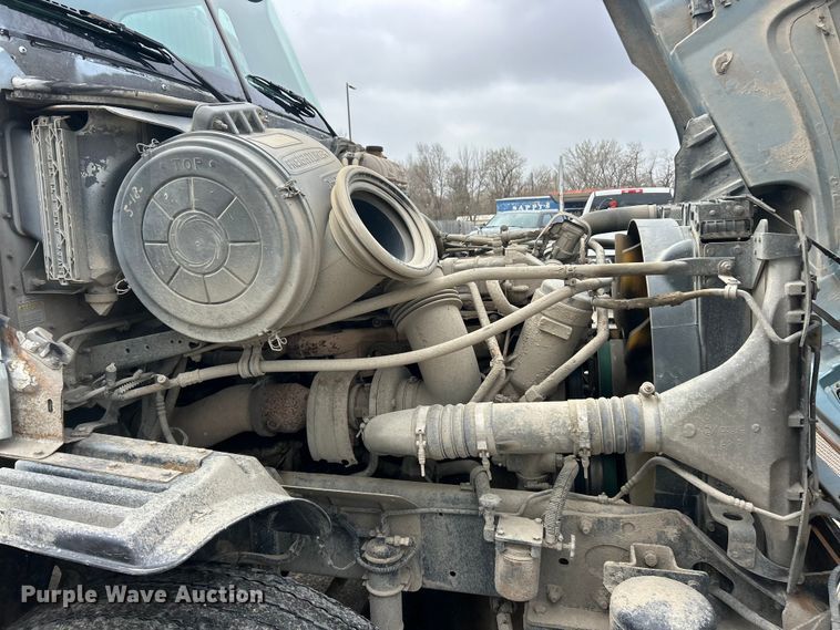 image for item FC5204 2006 Freightliner Columbia semi truck