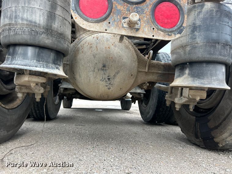 image for item FC5204 2006 Freightliner Columbia semi truck