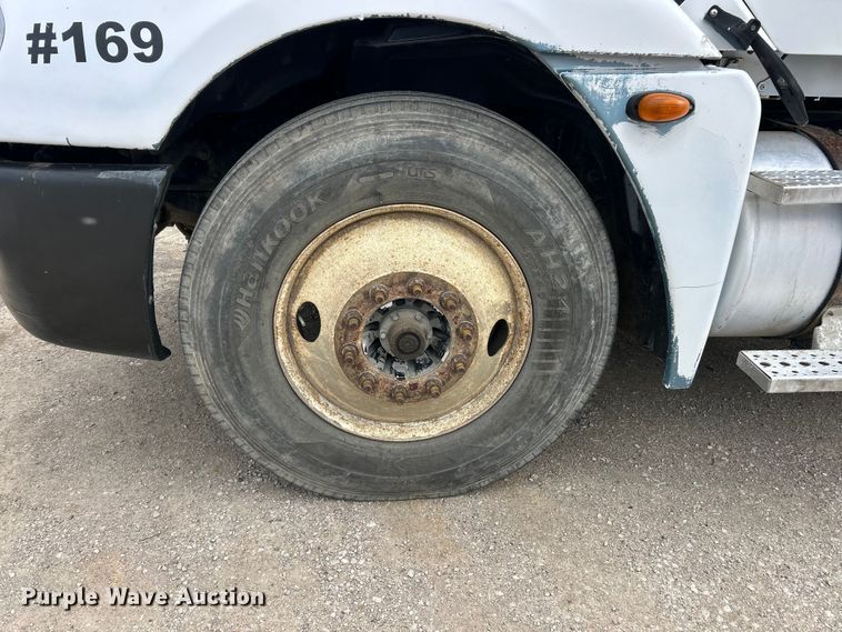 image for item FC5204 2006 Freightliner Columbia semi truck