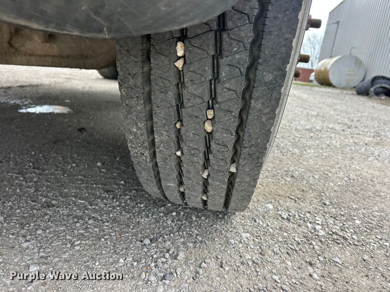 image for item FC5204 2006 Freightliner Columbia semi truck