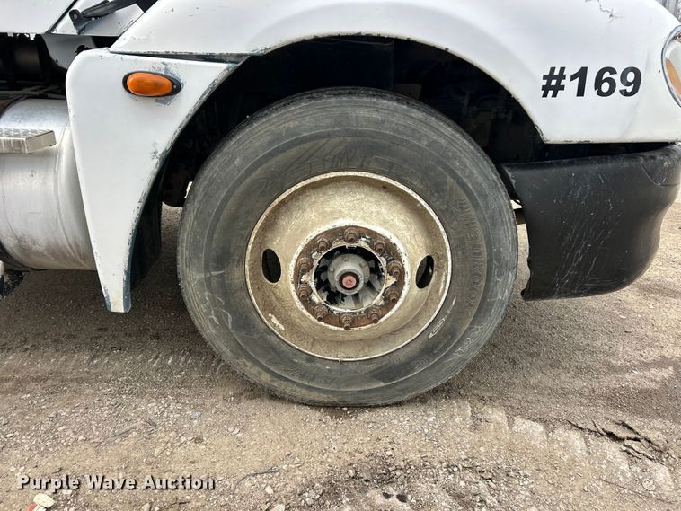 image for item FC5204 2006 Freightliner Columbia semi truck