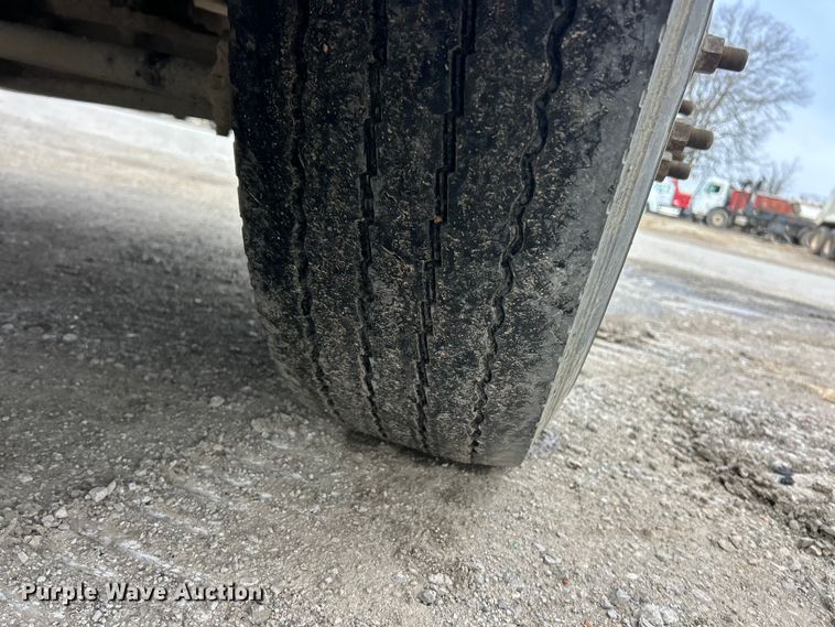 image for item FC5204 2006 Freightliner Columbia semi truck