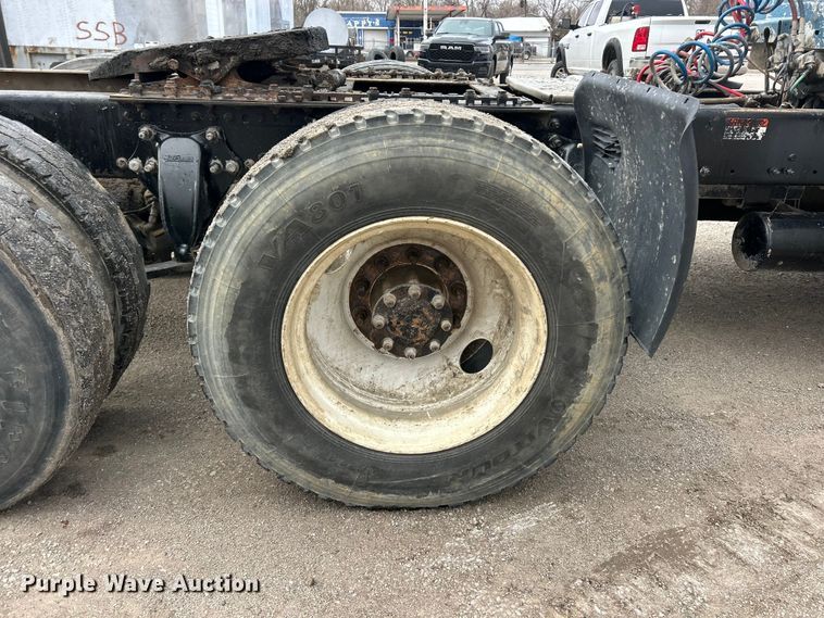 image for item FC5204 2006 Freightliner Columbia semi truck