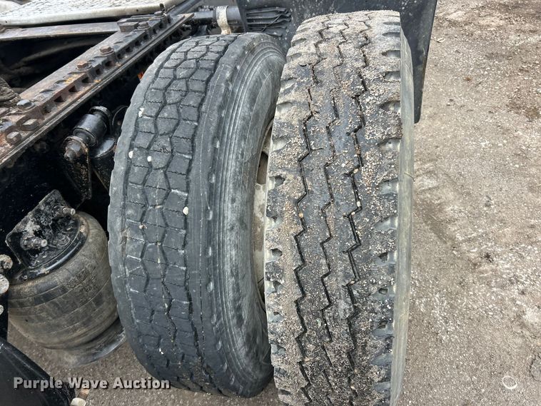 image for item FC5204 2006 Freightliner Columbia semi truck