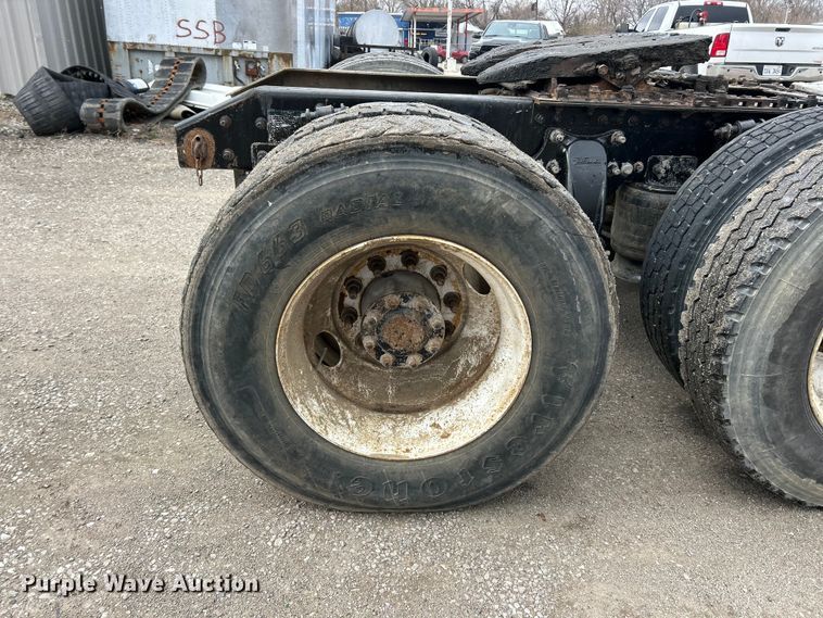 image for item FC5204 2006 Freightliner Columbia semi truck