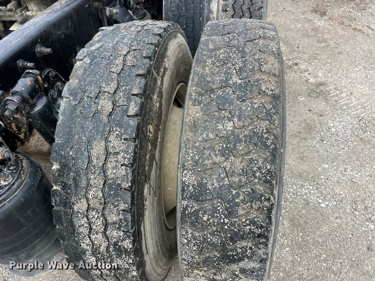 image for item FC5204 2006 Freightliner Columbia semi truck