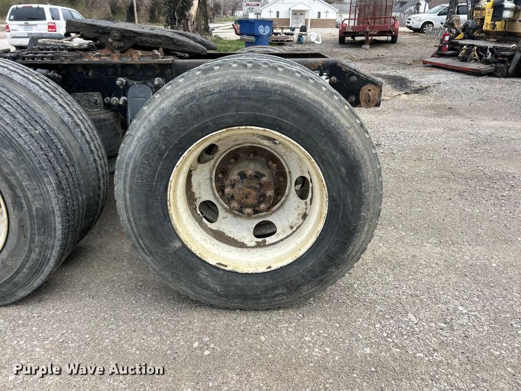 image for item FC5204 2006 Freightliner Columbia semi truck