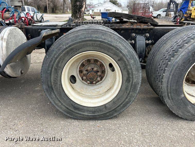 image for item FC5204 2006 Freightliner Columbia semi truck