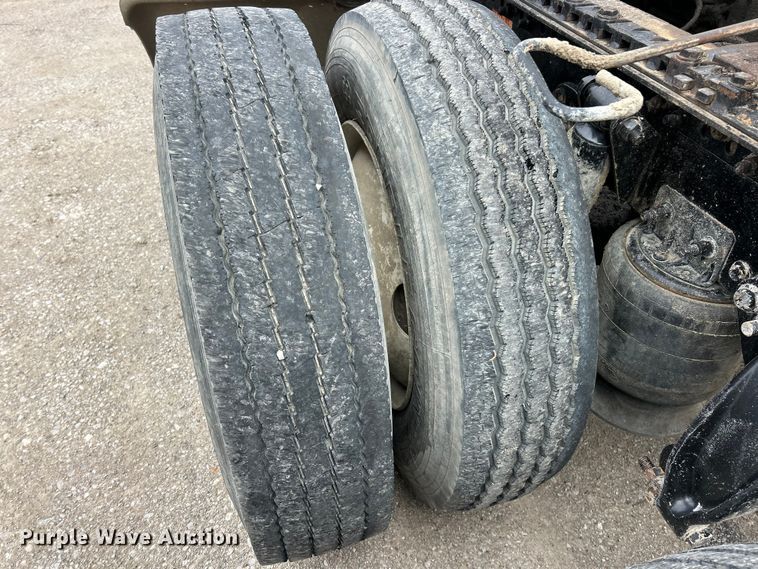 image for item FC5204 2006 Freightliner Columbia semi truck