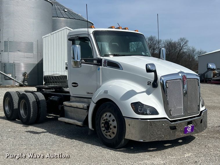 image for item FC5276 2019 Kenworth T680 semi truck