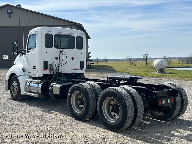 image for item FC5276 2019 Kenworth T680 semi truck