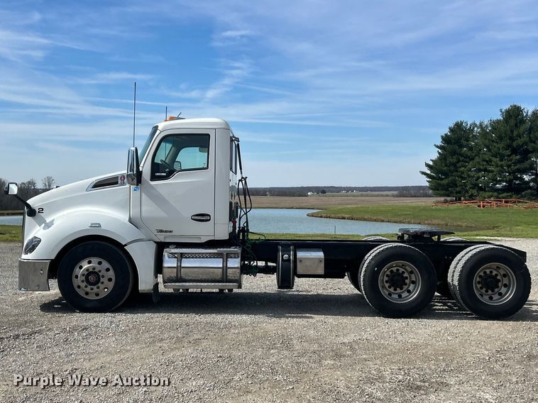 image for item FC5276 2019 Kenworth T680 semi truck