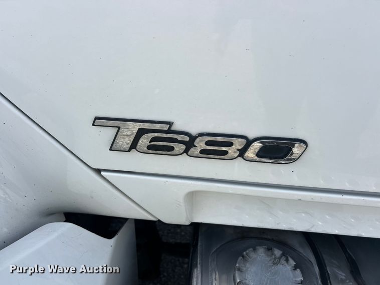 image for item FC5276 2019 Kenworth T680 semi truck