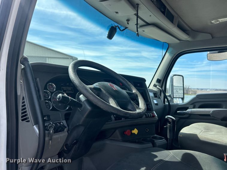 image for item FC5276 2019 Kenworth T680 semi truck