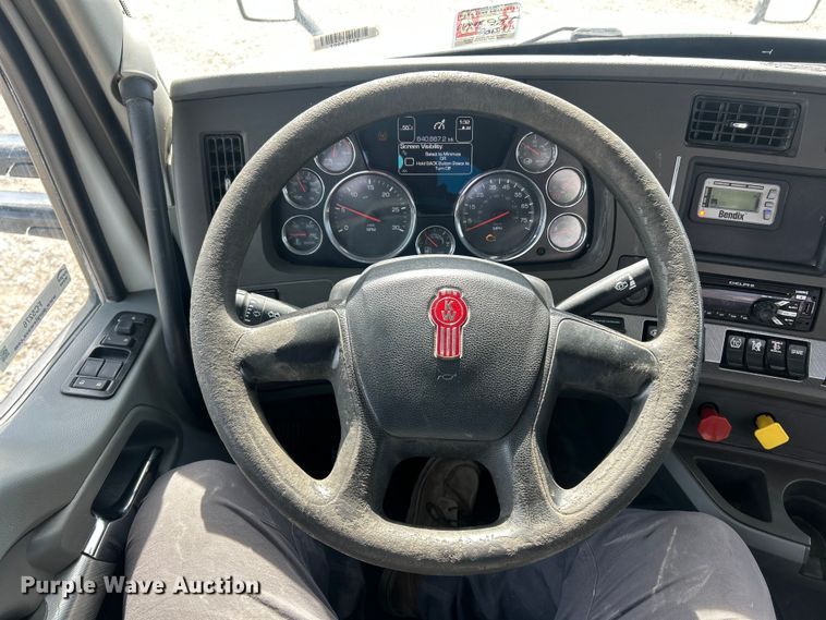 image for item FC5276 2019 Kenworth T680 semi truck