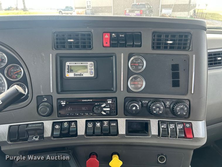 image for item FC5276 2019 Kenworth T680 semi truck