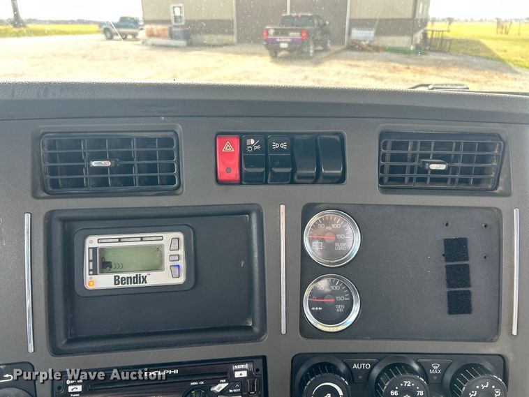 image for item FC5276 2019 Kenworth T680 semi truck