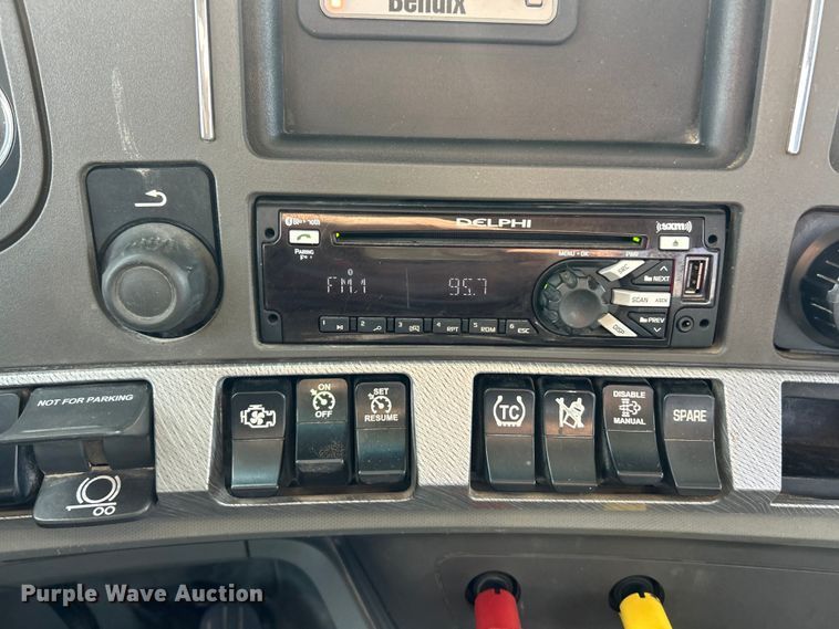 image for item FC5276 2019 Kenworth T680 semi truck