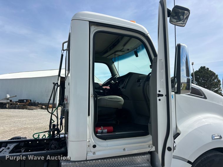 image for item FC5276 2019 Kenworth T680 semi truck