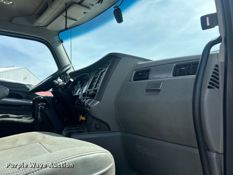 image for item FC5276 2019 Kenworth T680 semi truck