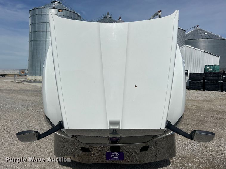 image for item FC5276 2019 Kenworth T680 semi truck