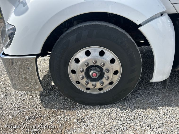 image for item FC5276 2019 Kenworth T680 semi truck