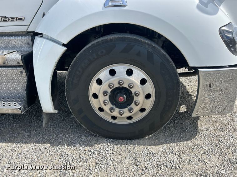 image for item FC5276 2019 Kenworth T680 semi truck